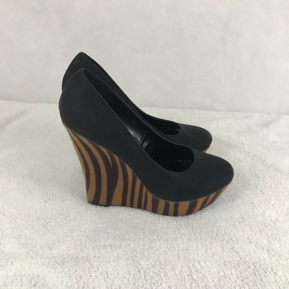 Fahrenheit Animal Print Rounded Toe Wedge - Picture 2 of 7